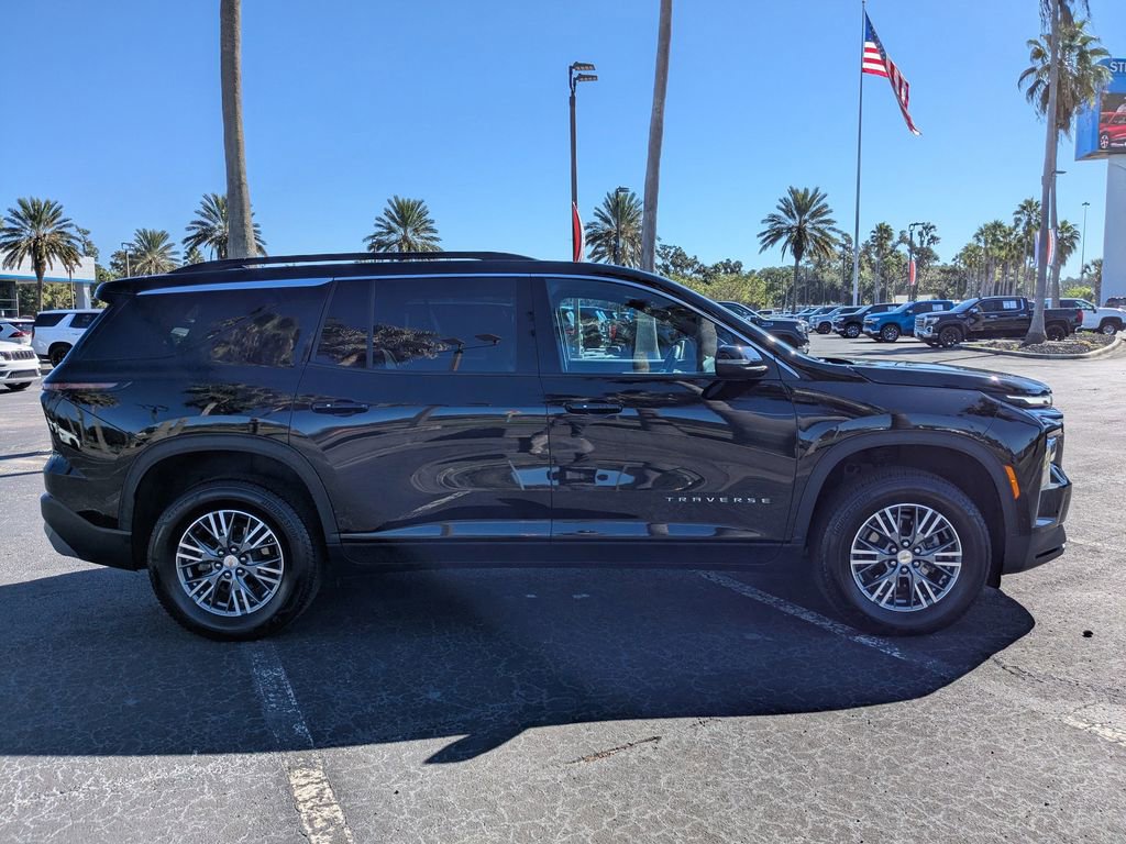 2025 Chevrolet Traverse photo 4