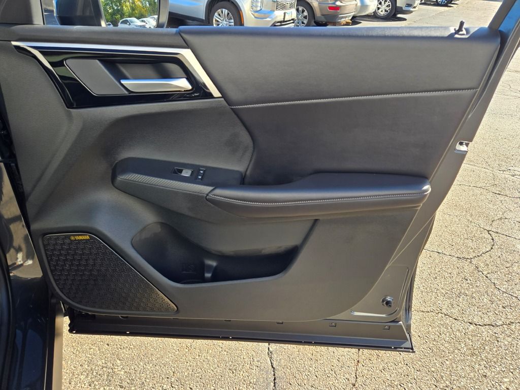 2025 Mitsubishi Outlander SE photo 2