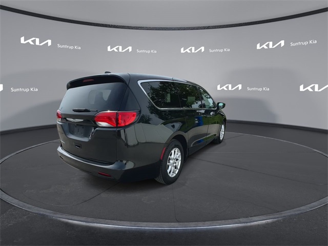 2017 Chrysler Pacifica LX photo 17