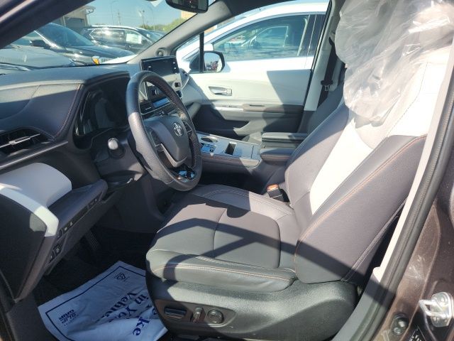 2022 Toyota Sienna XSE photo 2