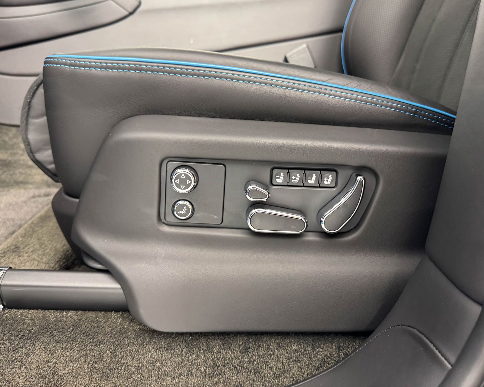 2023 Bentley Bentayga V8 photo 13