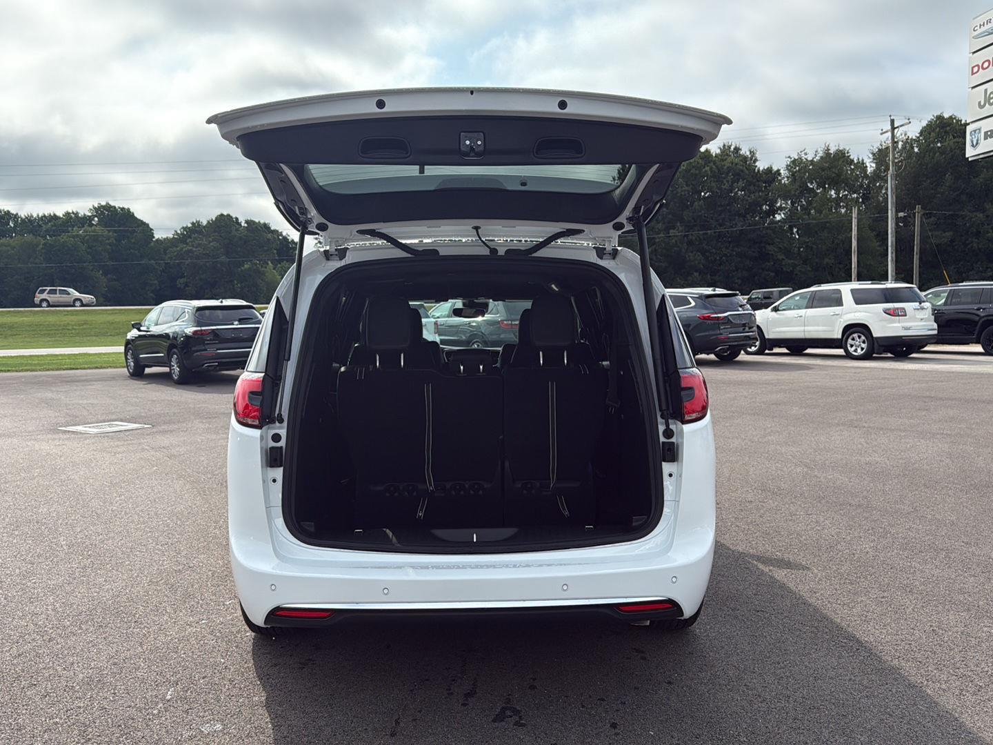 2026 Chrysler Pacifica photo 11