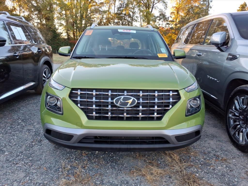2024 Hyundai Venue SEL photo 3