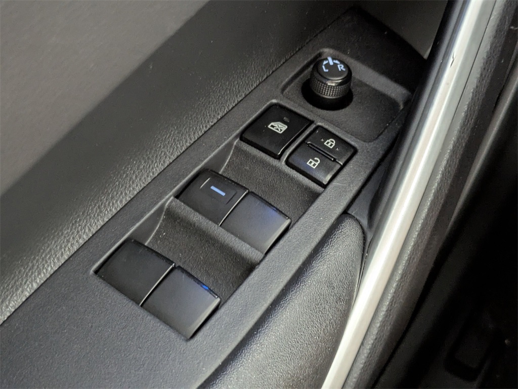 2023 Toyota Corolla Cross XLE photo 21