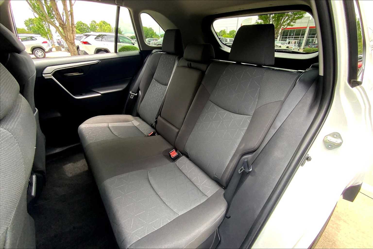 2024 Toyota RAV4 XLE photo 18