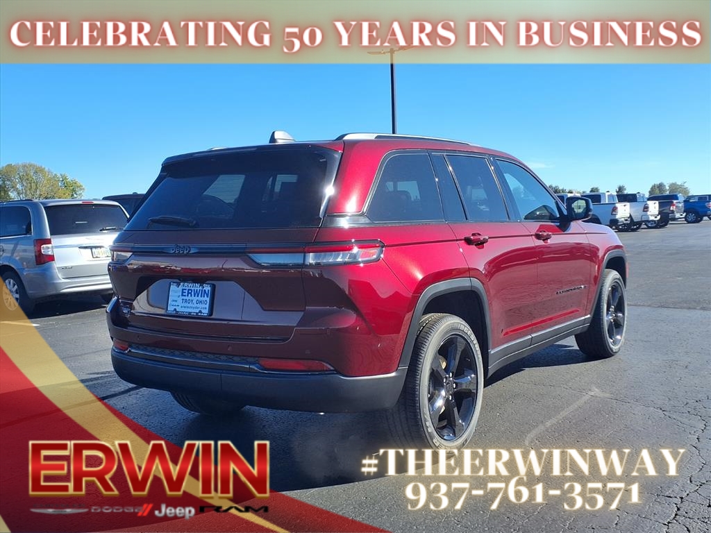 2025 Jeep Grand Cherokee Laredo Altitude photo 3