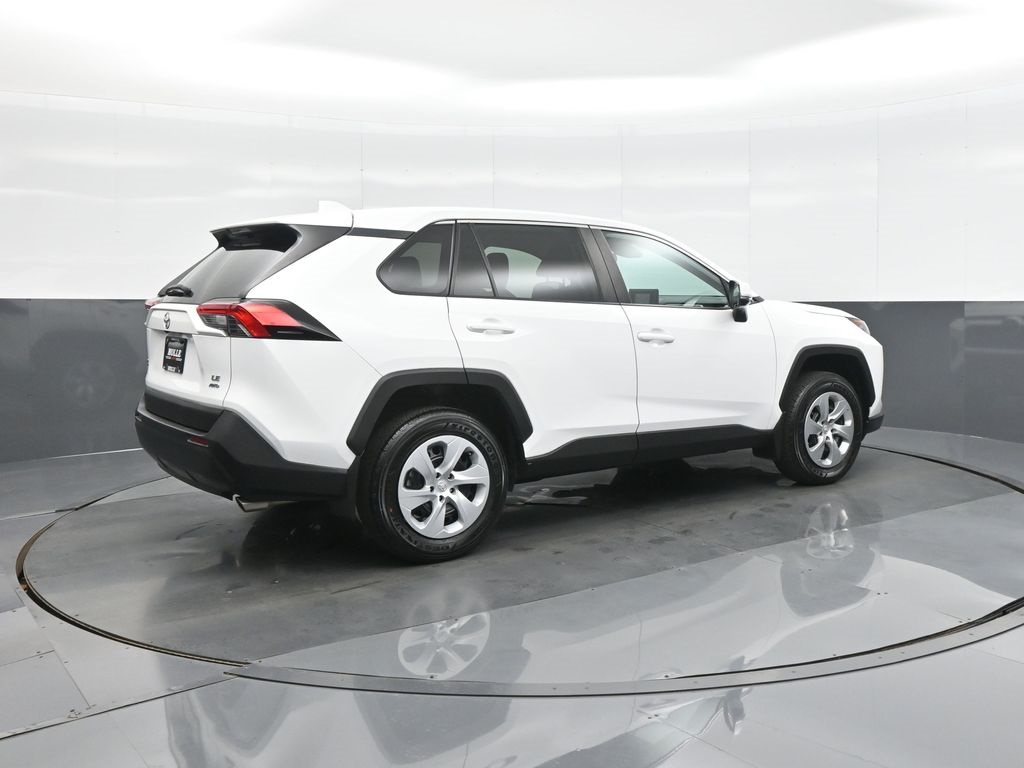 2022 Toyota RAV4 LE photo 5