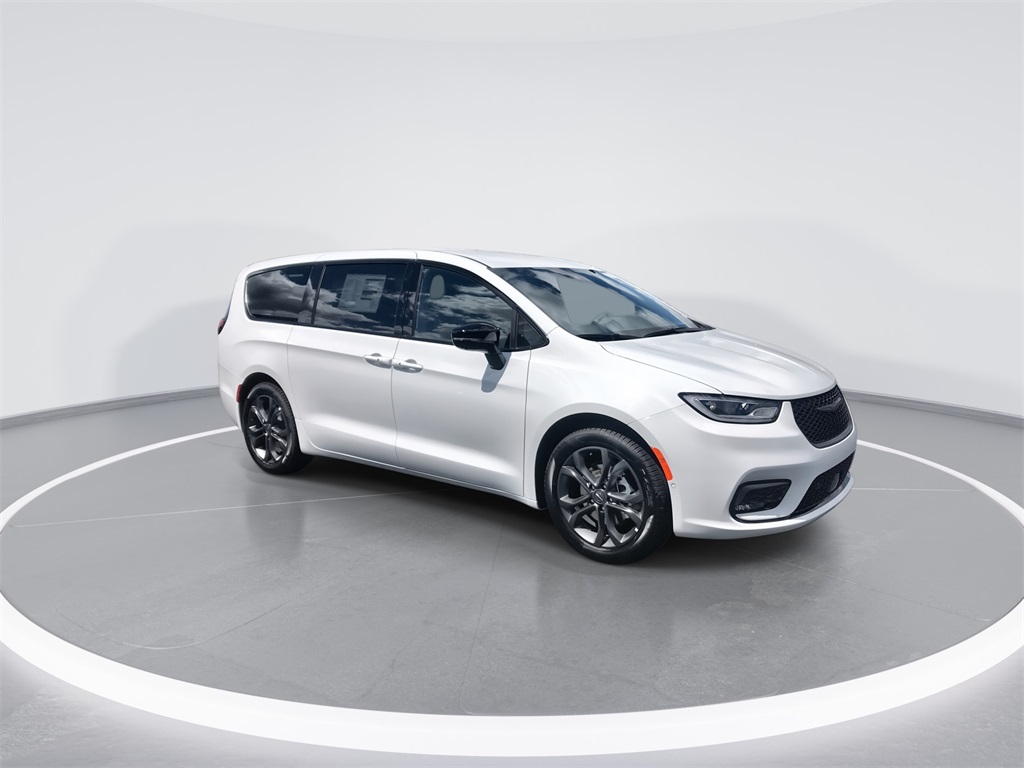 2026 Chrysler Pacifica photo 2