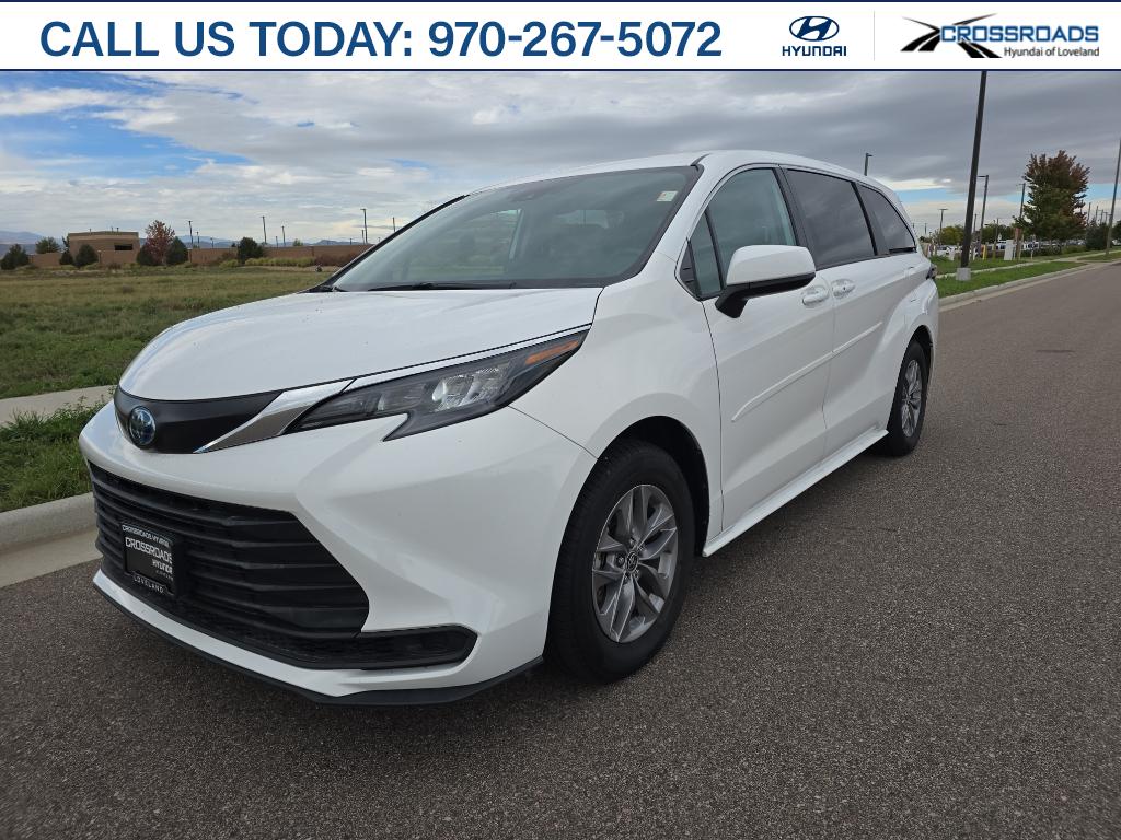 2024 Toyota Sienna LE's photo