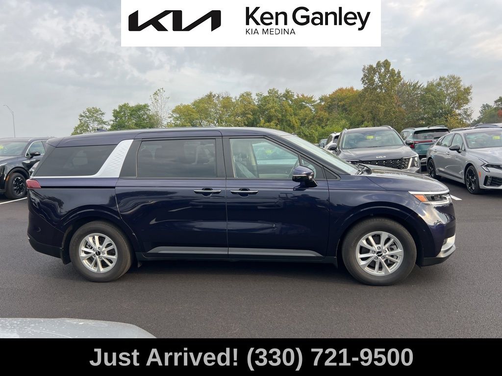 2024 Kia Carnival LX photo 2