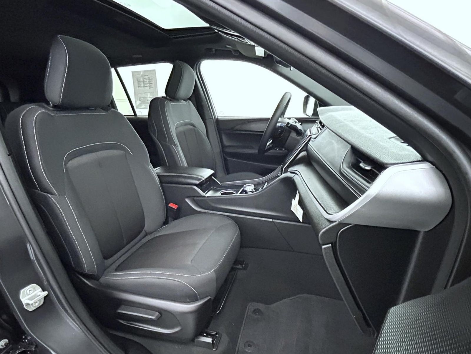 2024 Jeep Grand Cherokee Laredo photo 14