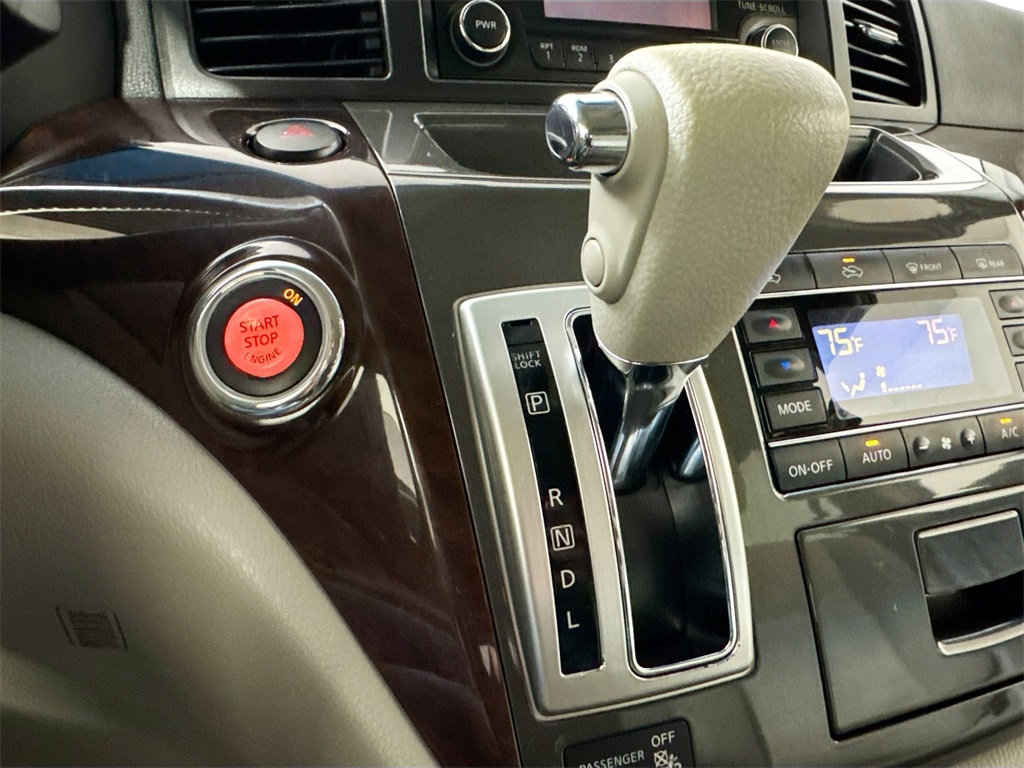 2012 Nissan Quest SV photo 25