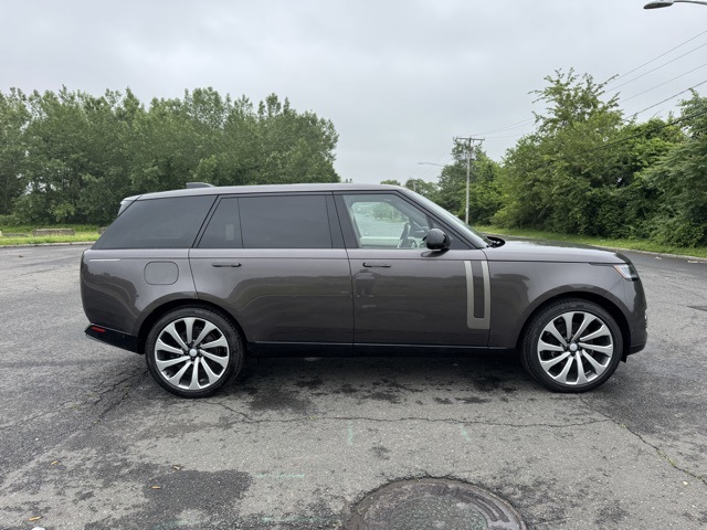 2025 Land Rover Range Rover SE photo 5