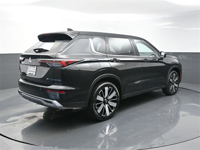 2025 Mitsubishi Outlander SE photo 4