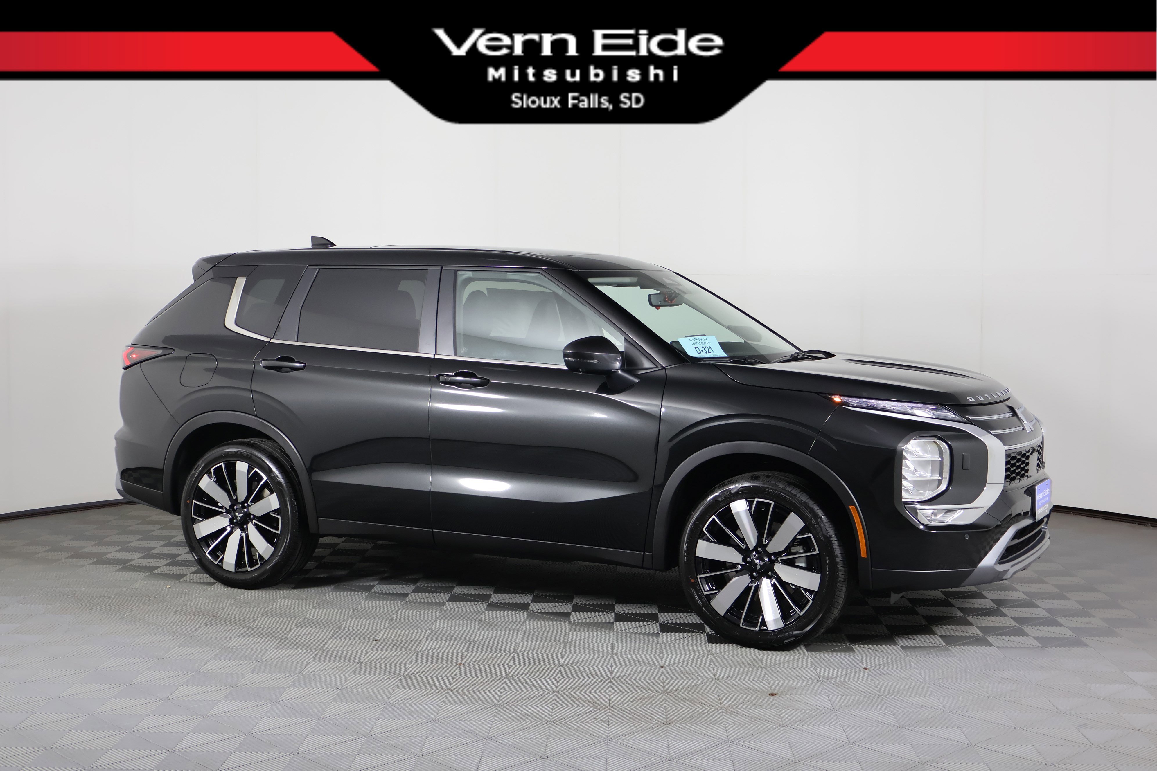 2025 Mitsubishi Outlander SE's photo