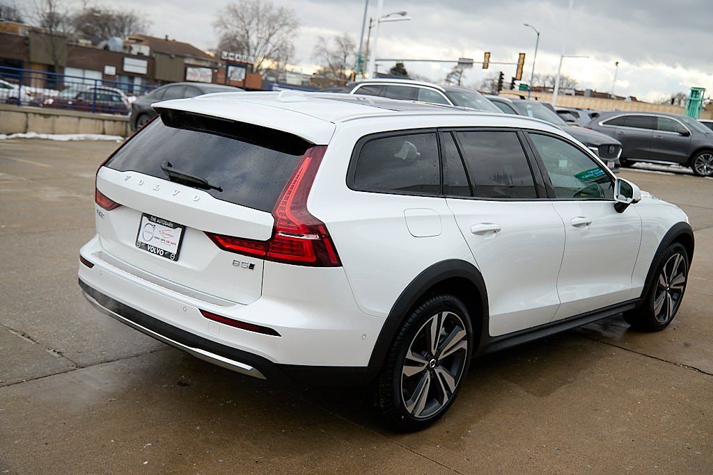 2026 VOLVO V60CC - Image 8