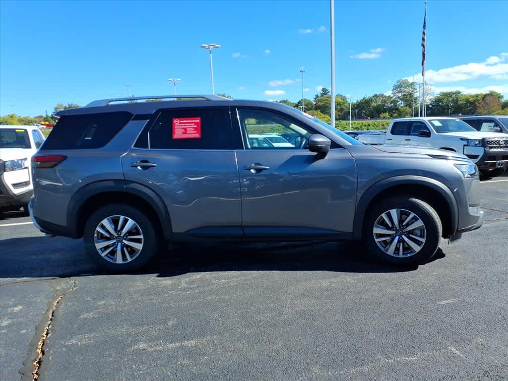 2025 Nissan Pathfinder SL photo 2