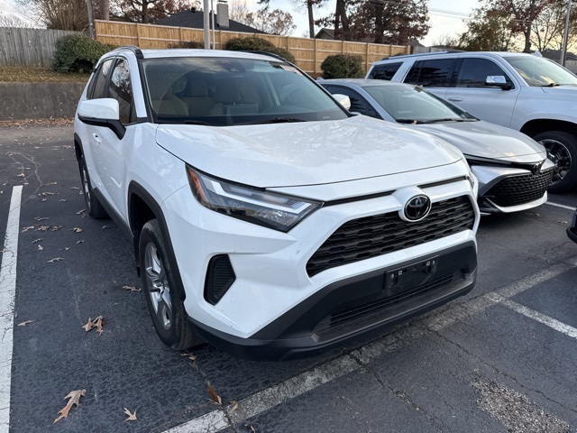 2024 Toyota RAV4 XLE's photo