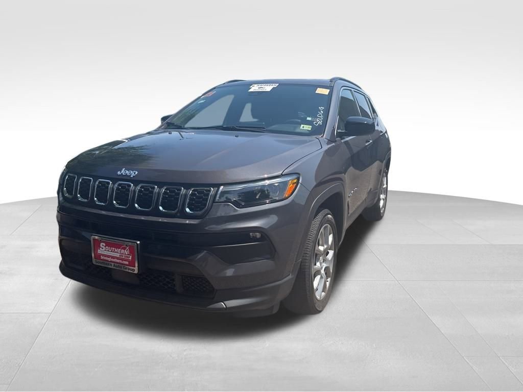 2024 Jeep Compass Latitude Lux photo 2