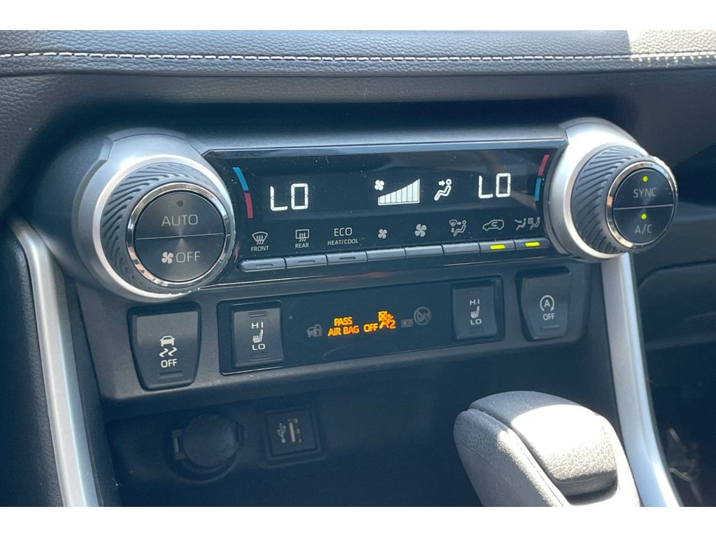 2023 Toyota RAV4 XLE photo 25