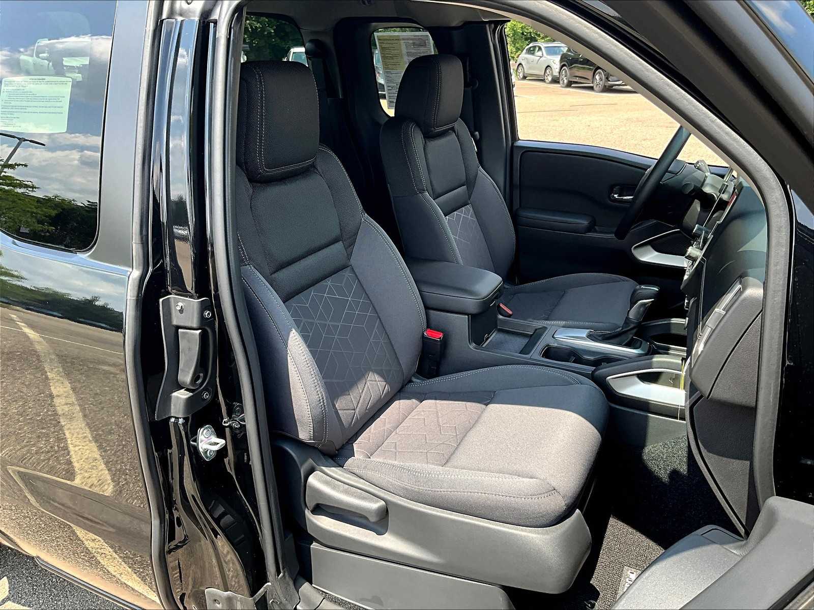 2025 Nissan Frontier SV photo 11
