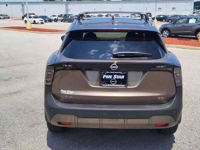 2025 Nissan Kicks SR photo 2