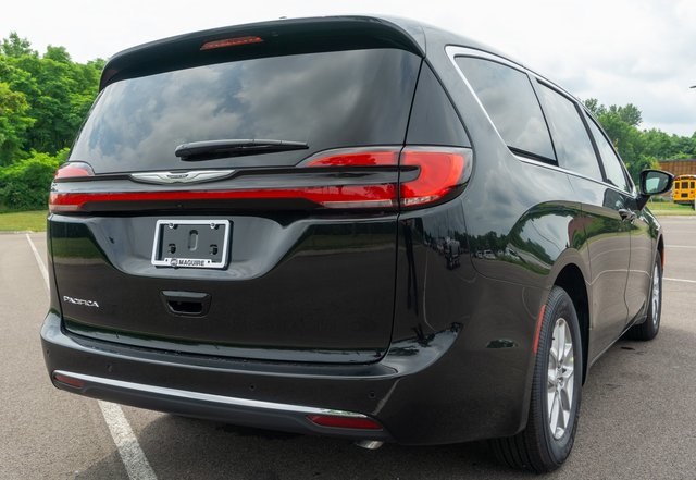 2025 Chrysler Pacifica photo 4