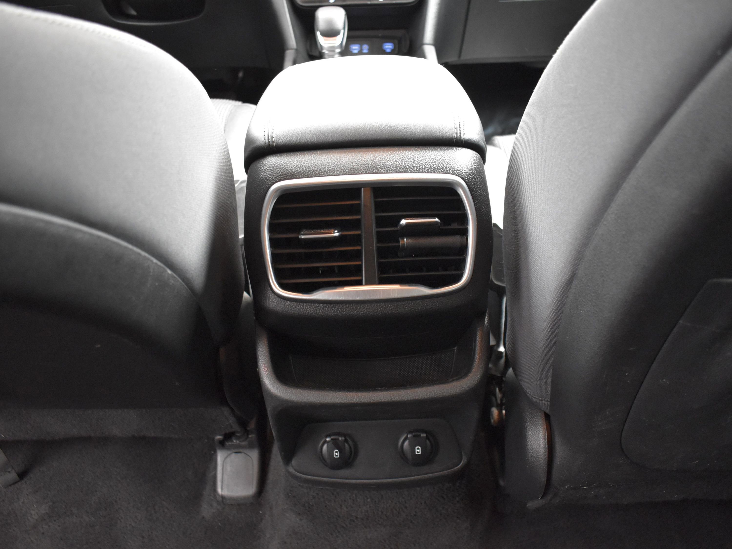 2020 Hyundai Santa Fe SEL photo 18