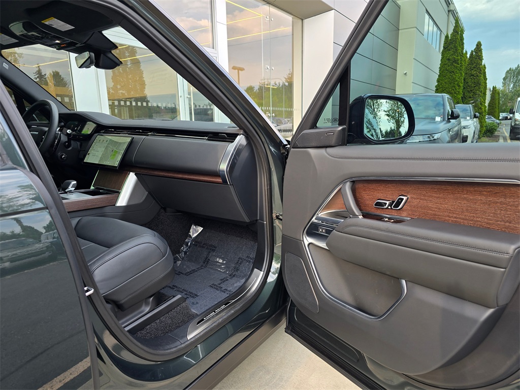 2025 Land Rover Range Rover SE photo 26