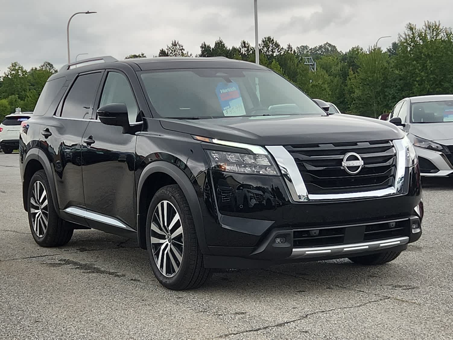 2025 Nissan Pathfinder Platinum photo 2