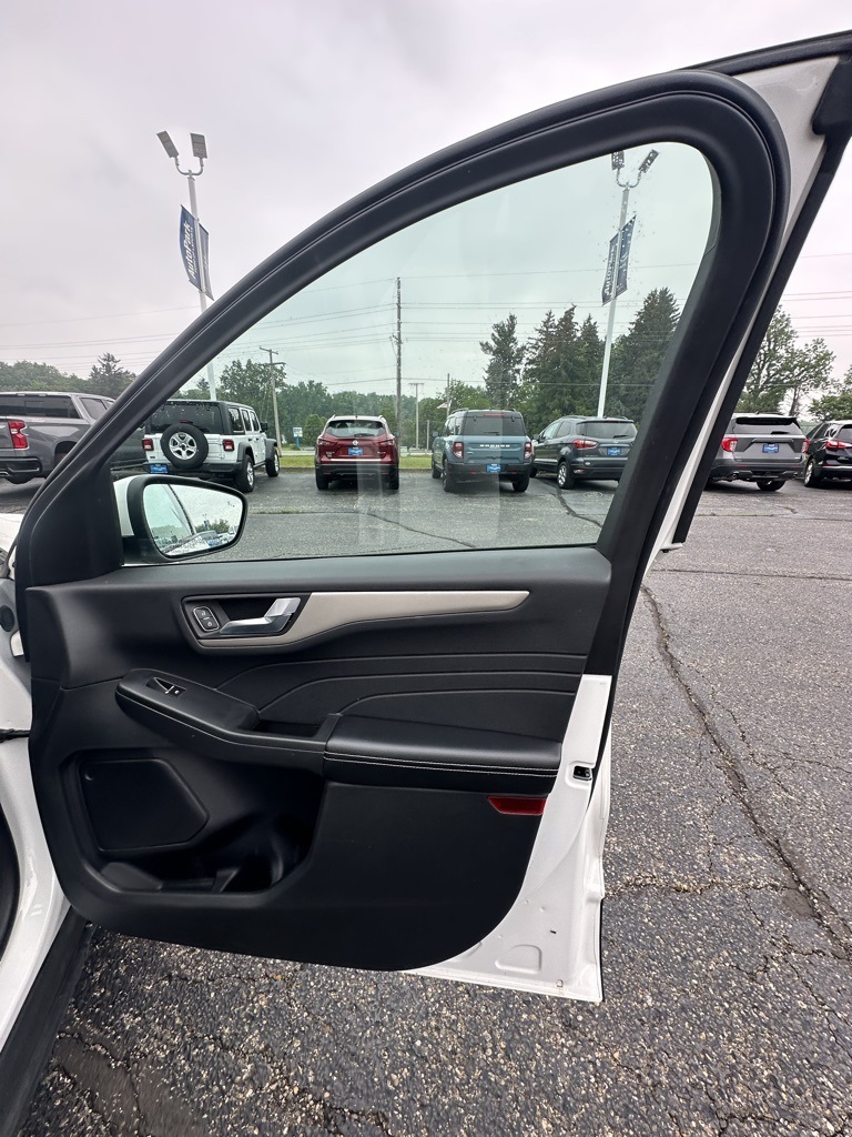 2022 Ford Escape SEL photo 16