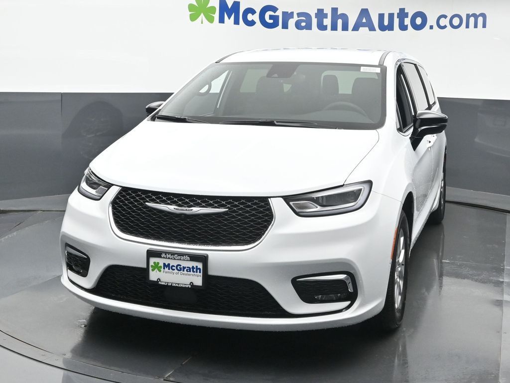 2026 Chrysler Pacifica photo 3