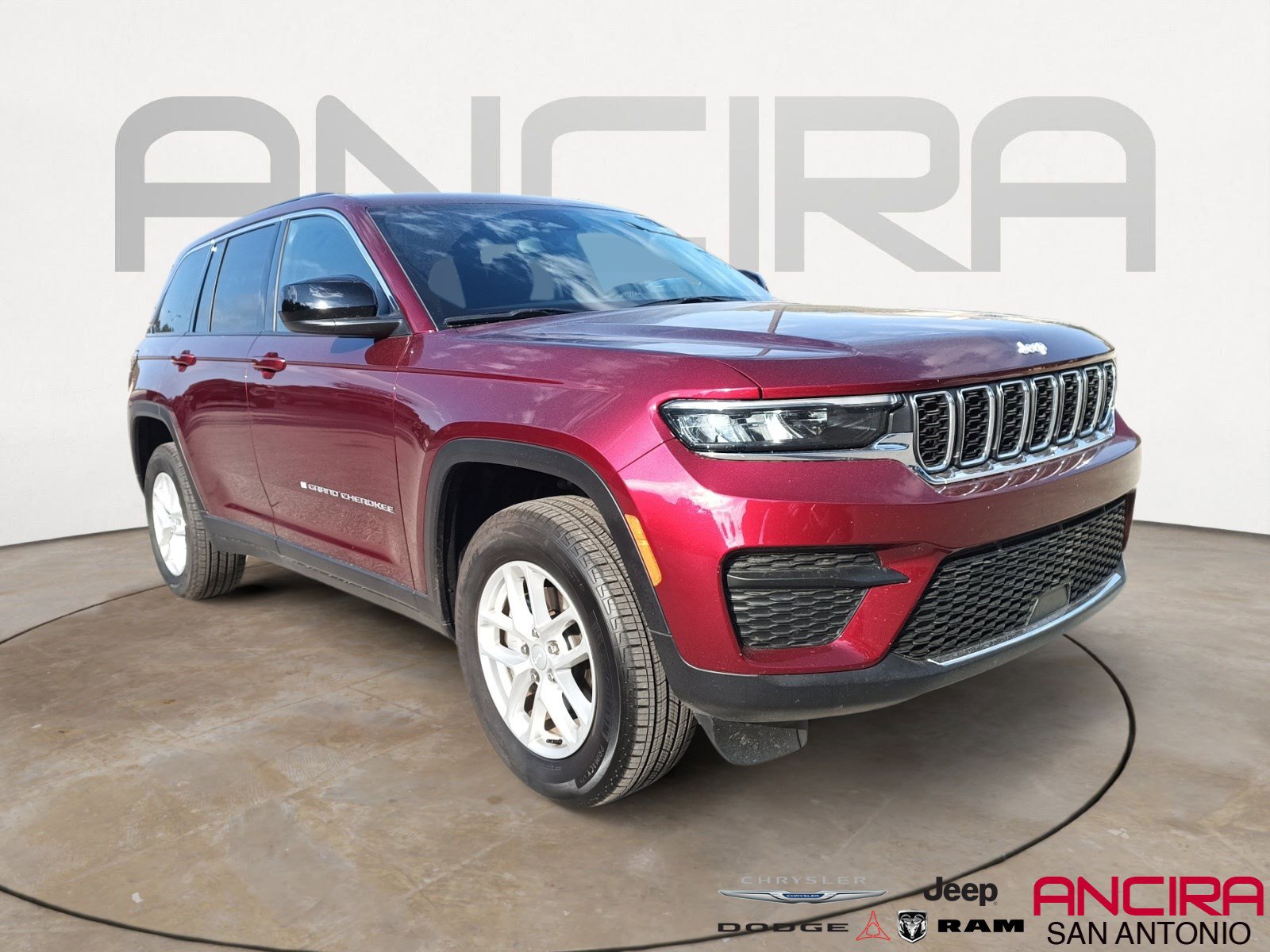 2024 Jeep Grand Cherokee Laredo's photo