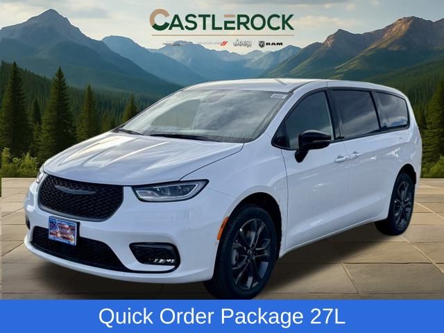 2026 Chrysler Pacifica Select's photo
