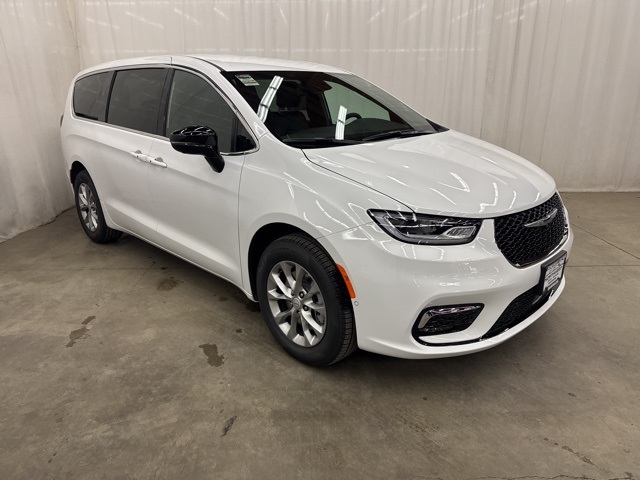 2026 Chrysler Pacifica Select's photo