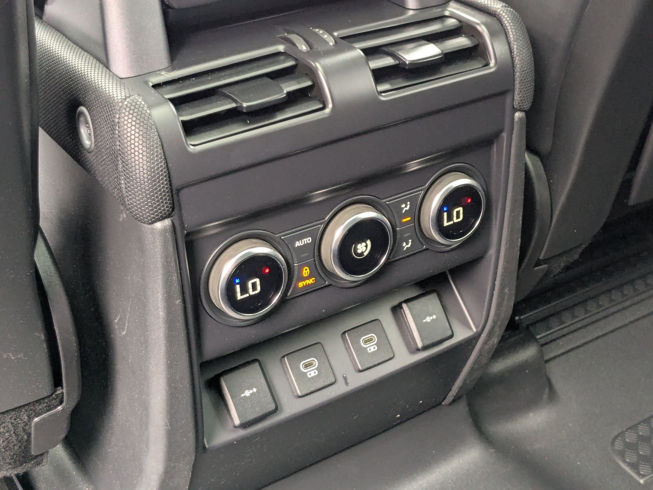 2022 Land Rover Defender X-Dynamic HSE photo 17