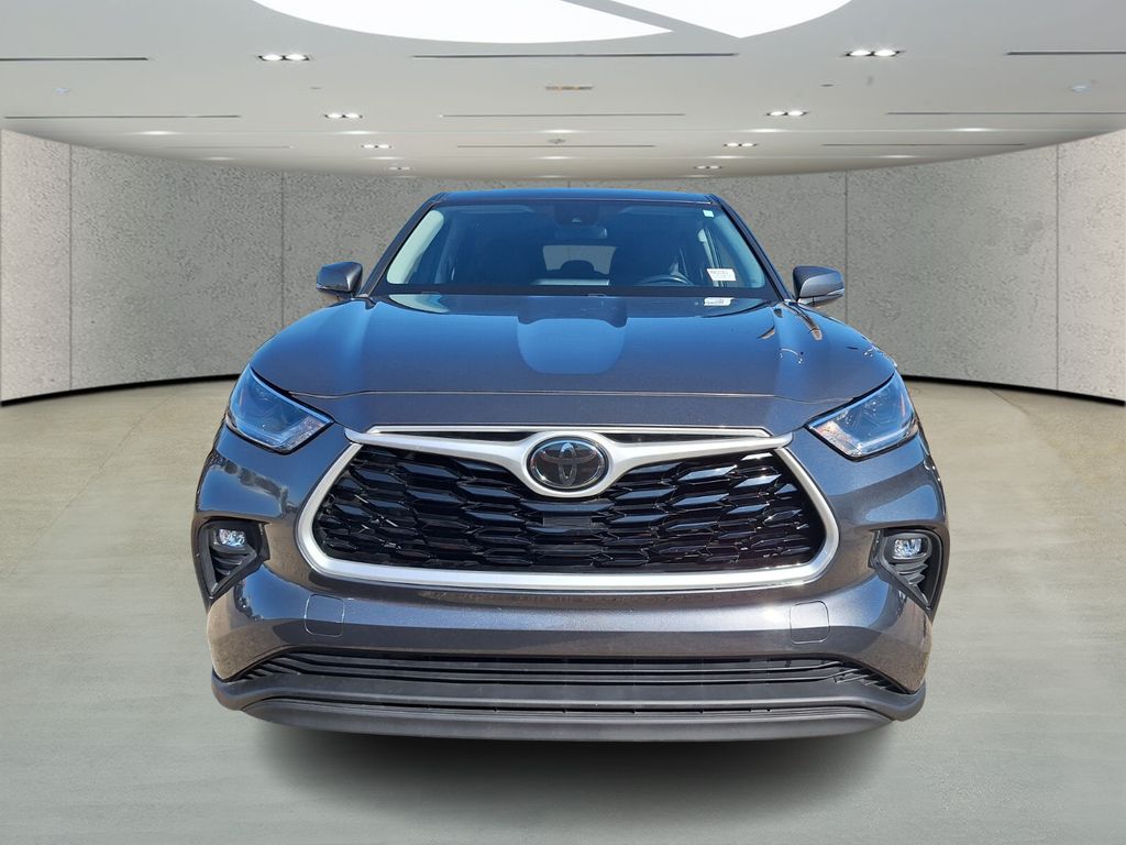 2021 Toyota Highlander LE photo 2