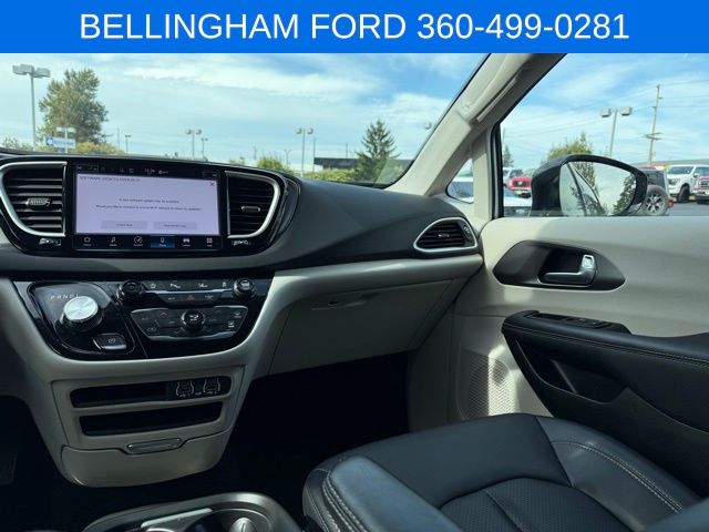 2024 Chrysler Pacifica Touring L photo 26