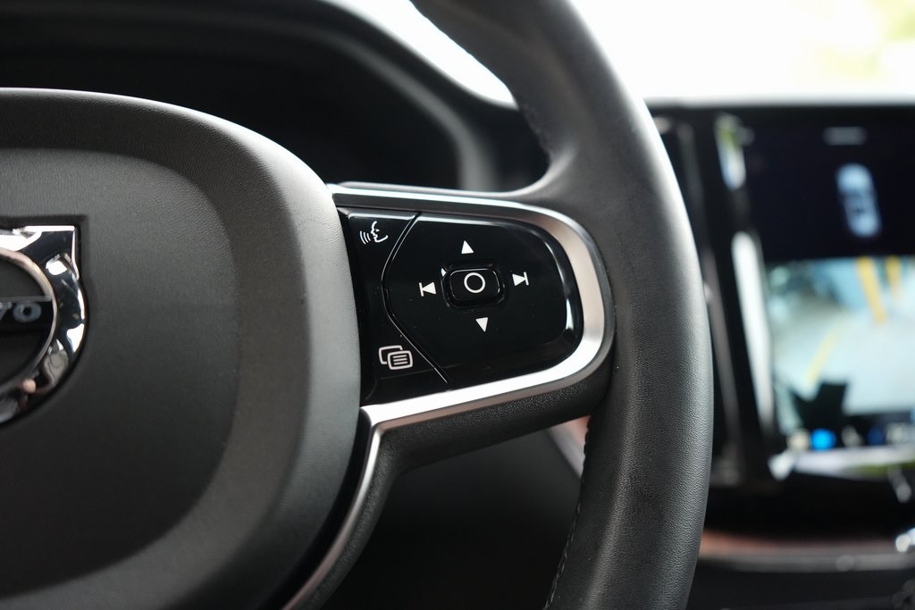 2023 Volvo XC60 B5 Plus photo 18
