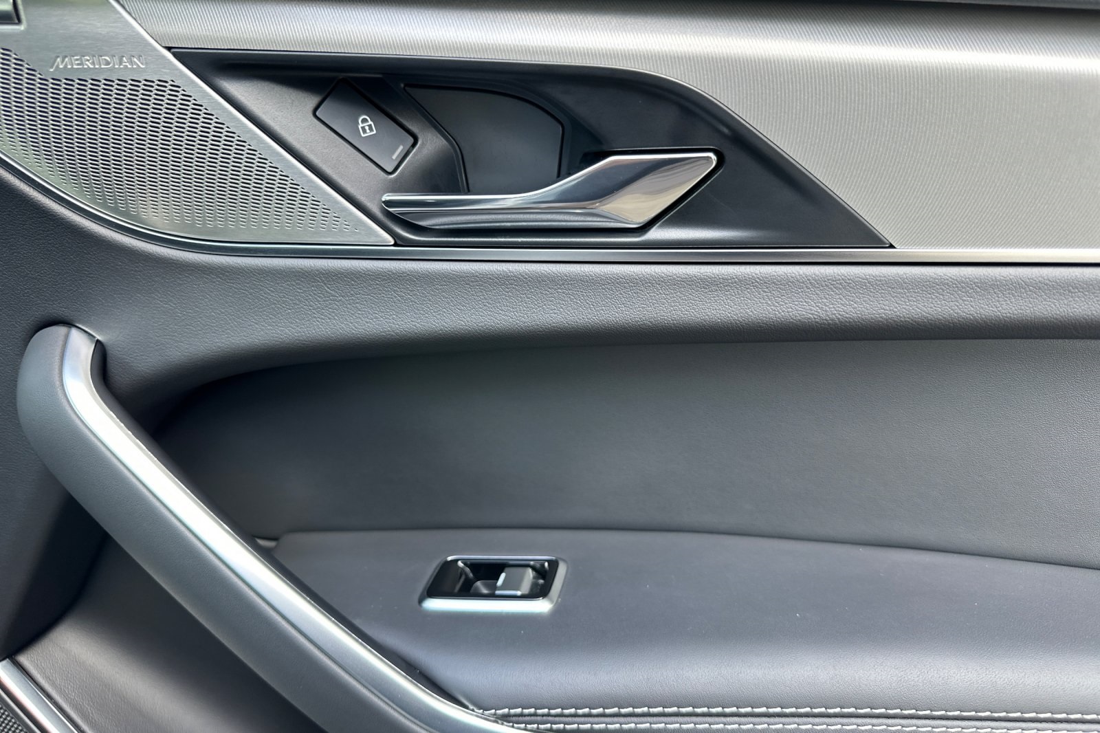 2025 Jaguar F-PACE P250 R-Dynamic S photo 16
