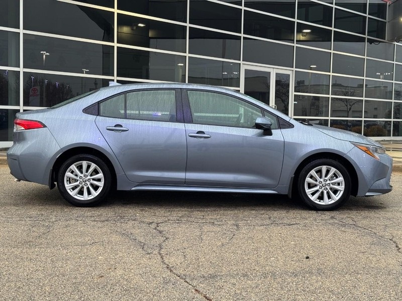 2025 Toyota Corolla LE photo 2