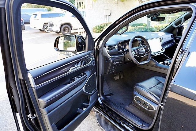 Used 2023 Black Jeep Base image 37