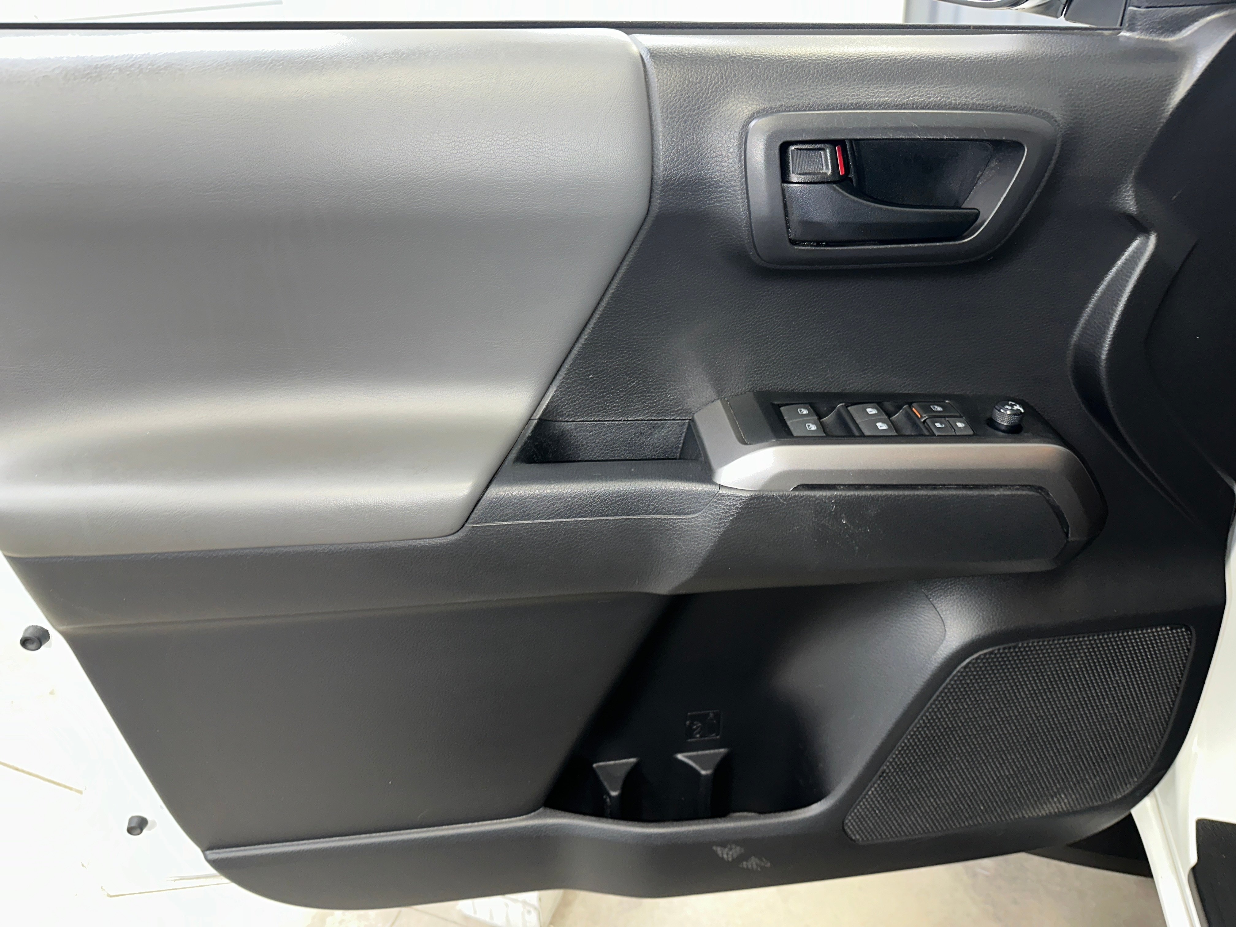 2023 Toyota Tacoma SR5 photo 2