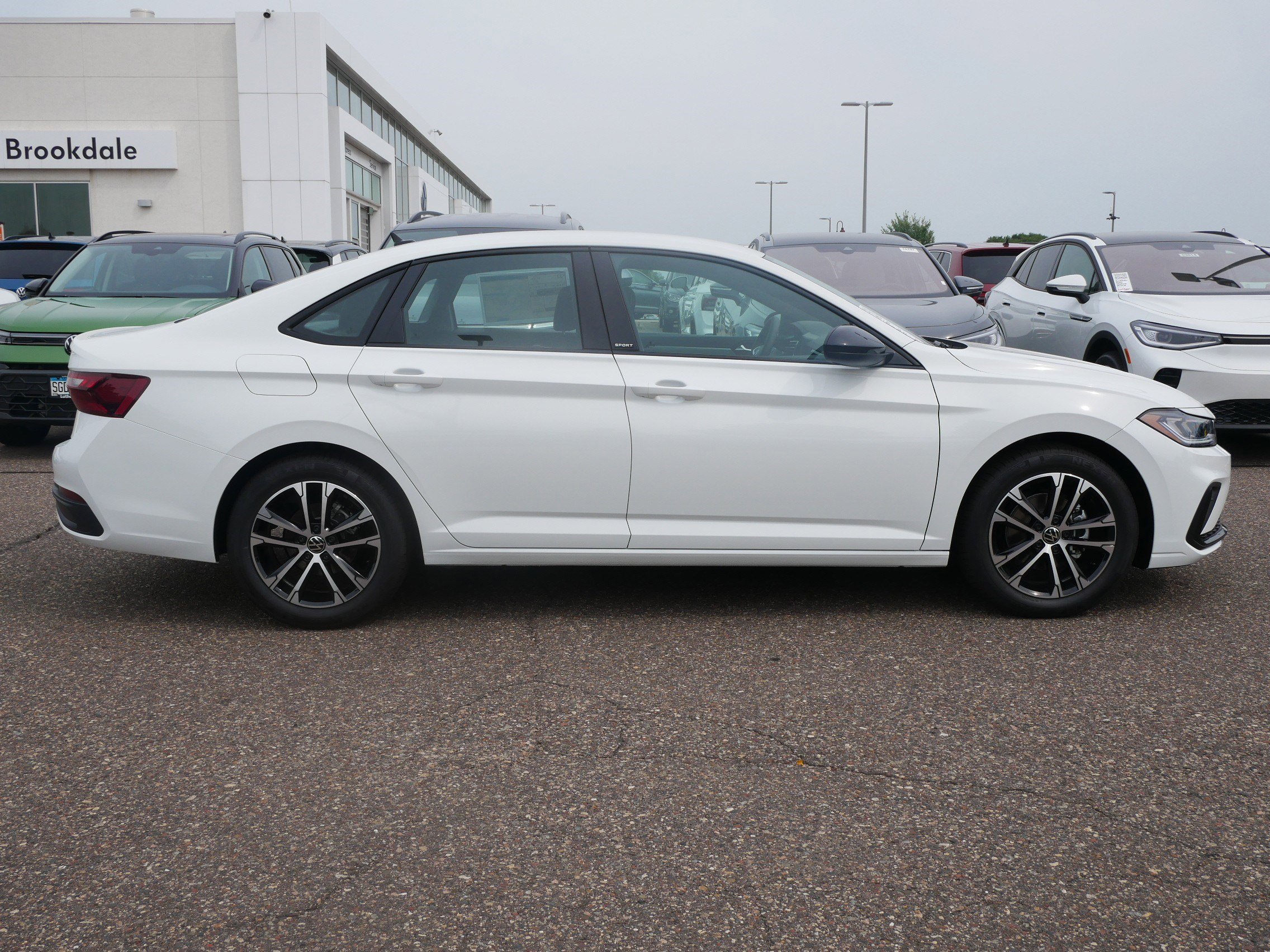 2025 Volkswagen Jetta Sport photo 2