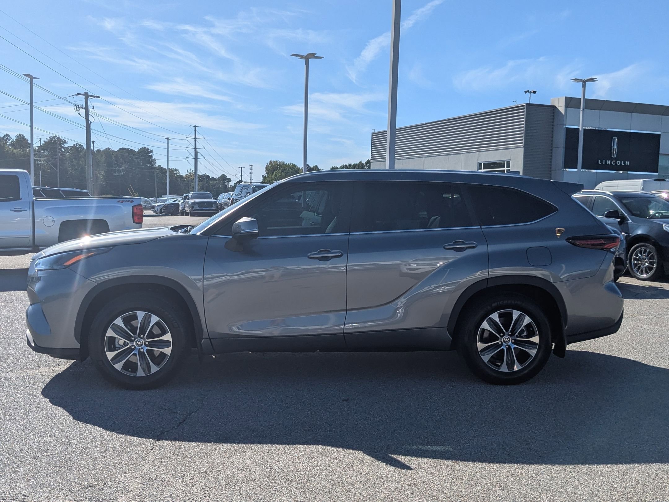 2025 Toyota Highlander XLE photo 5