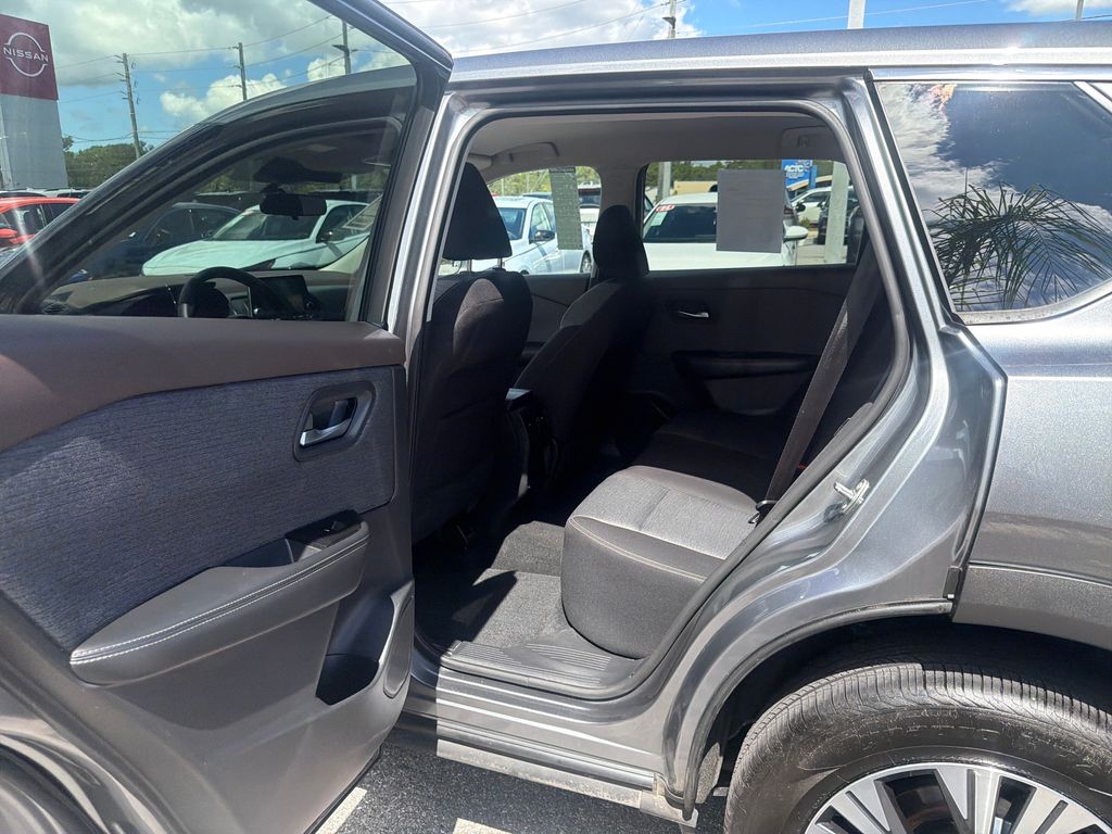 2021 Nissan Rogue SV photo 17
