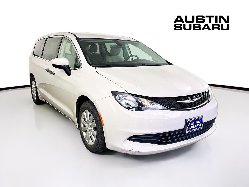 2019 Chrysler Pacifica L's photo