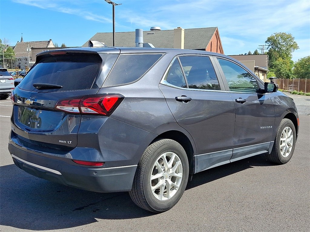 2022 Chevrolet Equinox LT photo 2