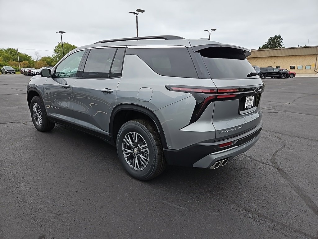 2025 Chevrolet Traverse photo 3