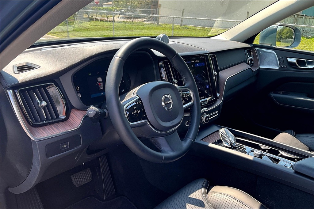 2023 Volvo XC60 B5 Ultimate photo 16